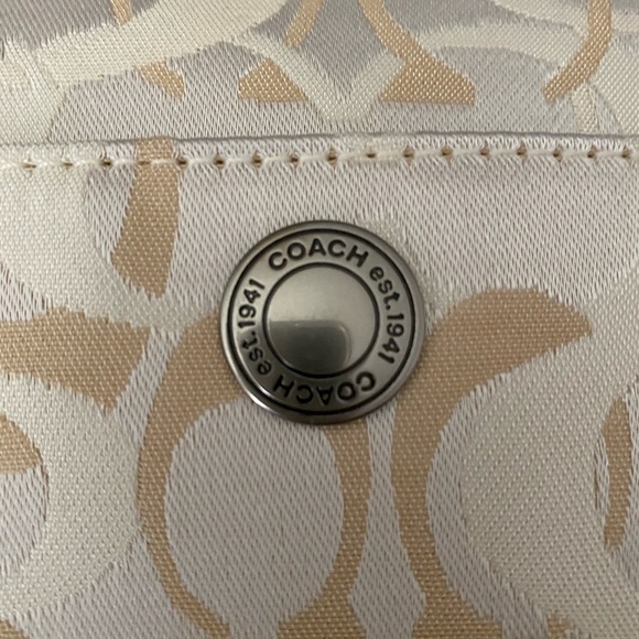 Coach Chelsea Large Signature Hobo - Picture 10 of 11